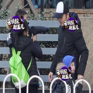 沙溢一家四口外出聚餐 这些小细节超暖…