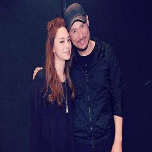 阿娇看张学友演唱会 秒变迷妹又抱又合影