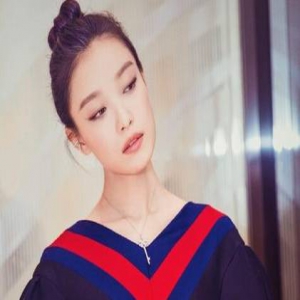 倪妮变身丸子头美少女 俏皮却不失女王气质