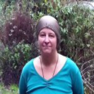 英国女子出门头戴电磁防护罩 称对无线网络过敏