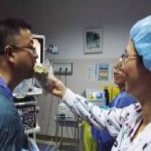 护士给医生喂面包照走红 当事人称经常废寝忘食