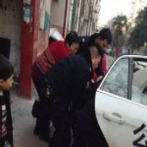 120人员嫌急病老人太重开车离去 自称不是搬运工