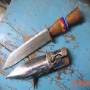 男子怀疑女友出轨 当街持刀追砍3人再纵火烧车