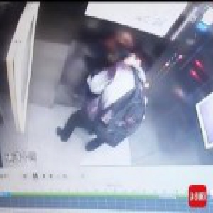 成都一名男子在电梯里强吻小男孩 已被抓获