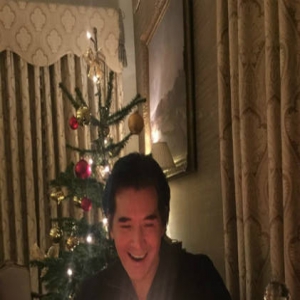 费翔庆圣诞迎56岁生日 男神不老风采依旧