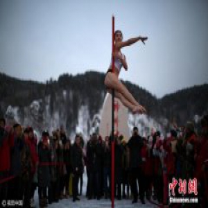 钢管舞国家队漠河挑战极寒 -33℃展优美身姿