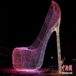 10米高的巨型高跟鞋亮相重庆灯艺节