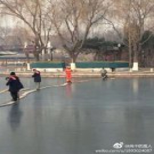 北京什刹海一男子坠入冰窟 已被救起无生命危险