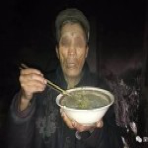 河南孤寡失明老人被曝“吃猪食”：不愿去养老院