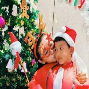 李冰冰过圣诞晒全家福 妹妹漂亮外甥可爱