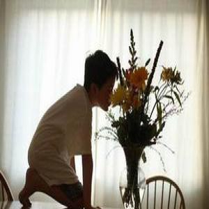 重庆男孩吃生猪肉啃拖鞋 心理医生:或患自闭症