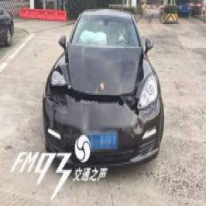 借来保时捷做婚车不料高速出车祸 准新人差点没赶上婚礼