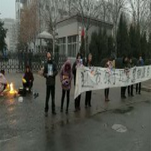 女生裸体坠亡遭家属质疑 校方：承认自杀可给4万元