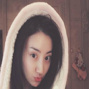 景甜深夜变吃货 素颜出镜皮肤吹弹可破