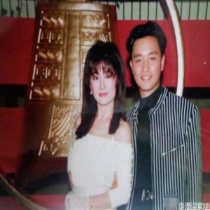潘迎紫晒与张国荣合影旧照 网友感慨她容貌不改