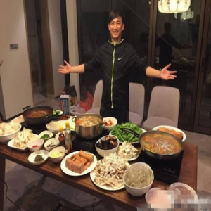 黄磊又下厨！美味食物引来小女儿身边凑