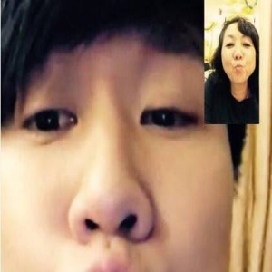 林俊杰与妈妈视频聊天 撅嘴亲亲喊我爱你