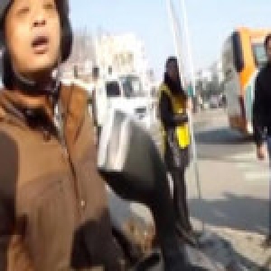 安徽一男子骑电动车逆行被拦：“电视没播不违法”