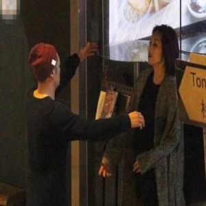 “春娇志明”戏外相聚 杨千嬅踮脚送吻余文乐