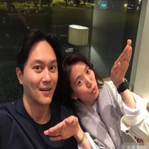 袁咏仪素颜自拍状态好 靠张智霖肩膀小鸟依人