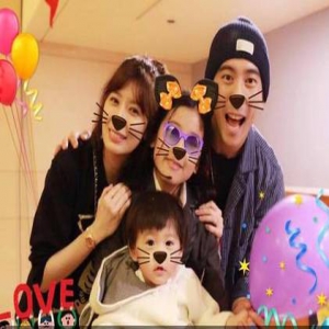 贾静雯修杰楷圣诞甜蜜48小时 一家四口合影温馨