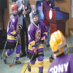 清华附小老学长捐赠仿真冰场 专项经费纳入预算