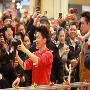 保镖力MAX！王宝强与影迷互动 帅气男助理紧随