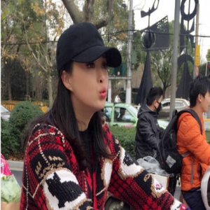 蒋欣晒照被粉丝嫌胖 调皮回应：我只是肉很多