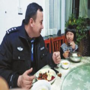 “警察叔叔”伴她快乐成长