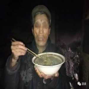 河南孤寡失明老人吃猪食度日 现已入住敬老院