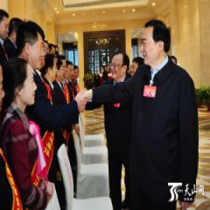 自治区召开第八批省市援疆工作总结表彰暨第九批省市援疆干部骨干欢迎大会