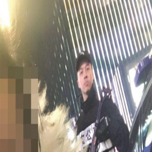 妻子逛街时遇到执勤的丈夫 隔空来了张合影