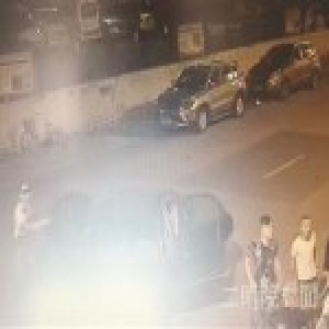 十几名男子在医院手持甩棍“报仇” 结果打错人了