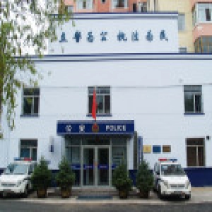 醉汉派出所里发飙徒手拆碎一面墙 曾当过力工