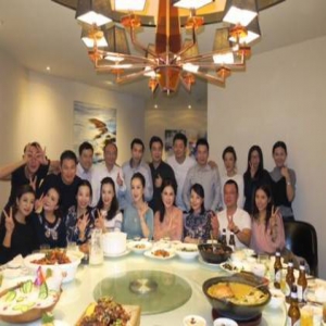 唐贝诗北上探硕士妈妈 发现母亲同学都是明星…