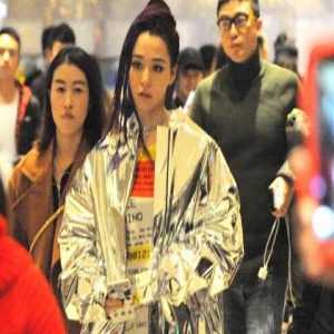 张靓颖扎脏辫玩下衣失踪 老公冯柯跟随身后保持距离