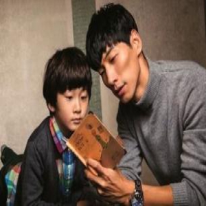 张悦轩与萌宠表情神同步 读国际学校腿长逆天