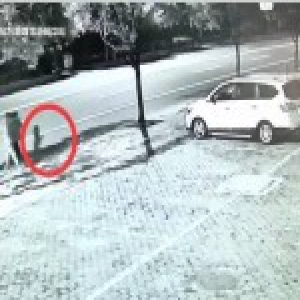 悲剧！女童横穿马路被撞飞 母亲竟不知是自己女儿