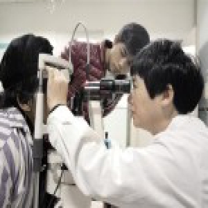 老人眼睛里长出3条2厘米长寄生虫 经常头痛恶心