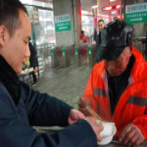 环卫工每月两千工资给儿还房贷：钱不给孩子给谁