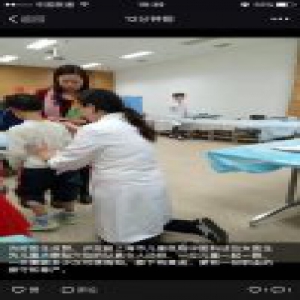 令人动容！儿童医院美女医生跪着为患儿做治疗