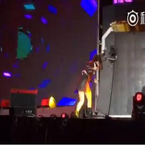 敬业！张靓颖被摄像机砸险摔倒 站稳继续唱