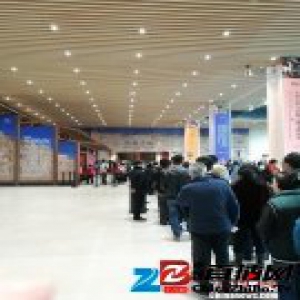 “敦煌·丝路”大展成都受热捧 民众排长龙一睹丝路风采