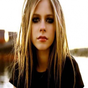 粉丝泪崩！艾薇儿卧床2年终战胜病魔 宣告复出