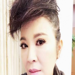 50岁杭天琪近照曝光 画浓妆顶一头乱发(图)