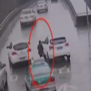 粗心妈妈开车未察觉落下儿子 7岁娃追车跑2公里