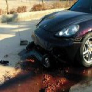 男子驾保时捷去学校找人 冲下46级台阶摔得油箱淌油