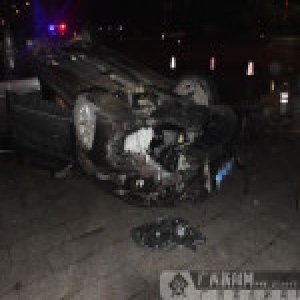 轿车翻车四脚朝天 驾驶员玩起躲猫猫(图)