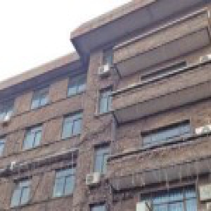 16岁男生从学校公寓五楼坠落 挡雨板救回一命