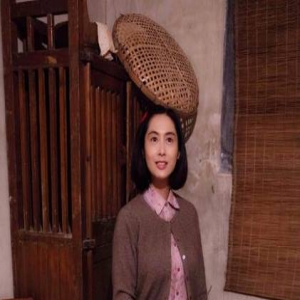 朱茵晒新作造型 网友发问：为什么你的脸比孩子还小